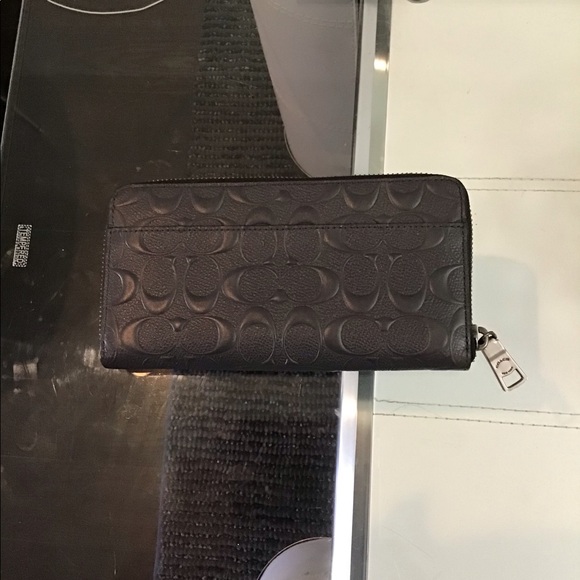 Coach of men’s leather travel wallet - Picture 3 of 3